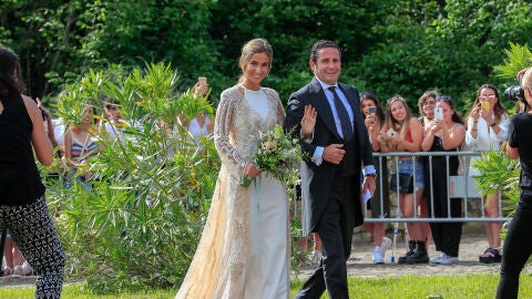 María Pombo junto a su padre entrando a la iglesia el día de su boda 