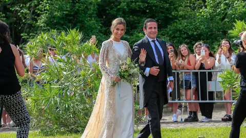 María Pombo se inspiró en los mantones de las Vírgenes para su vestido de novia María Pombo junto a su padre entrando a la iglesia el día de su boda
