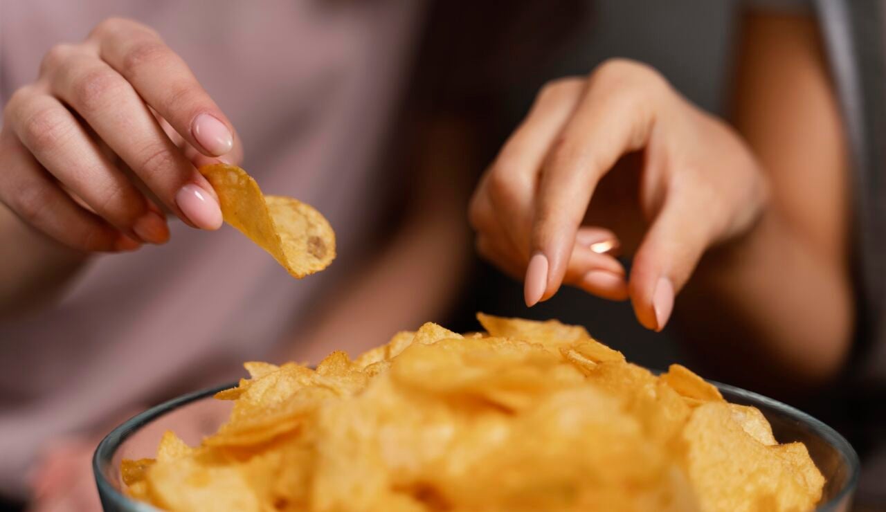 Pareja comiendo patatas chips