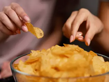Pareja comiendo patatas chips Pareja comiendo patatas chips