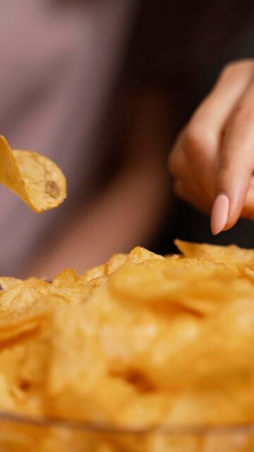 Pareja comiendo patatas chips