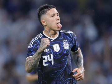 Enzo Fern&aacute;ndez celebra su gol a Mauritania con Argentina 
