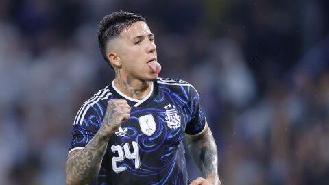 Enzo Fern&aacute;ndez celebra su gol a Mauritania con Argentina 