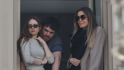 Stella Banderas, su marido y Nicole Kimpel Stella Banderas, su marido y Nicole Kimpel