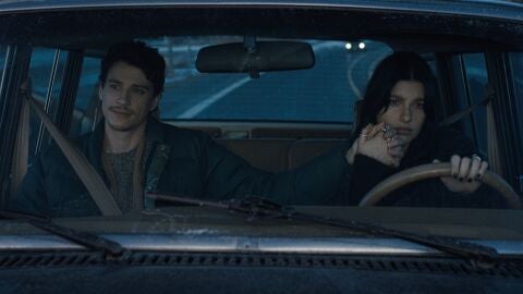 Camila Morrone y Adam DiMarco en Algo terrible está a punto de suceder