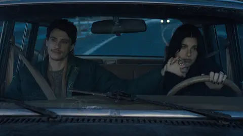 Camila Morrone y Adam DiMarco en Algo terrible está a punto de suceder Camila Morrone y Adam DiMarco en Algo terrible está a punto de suceder