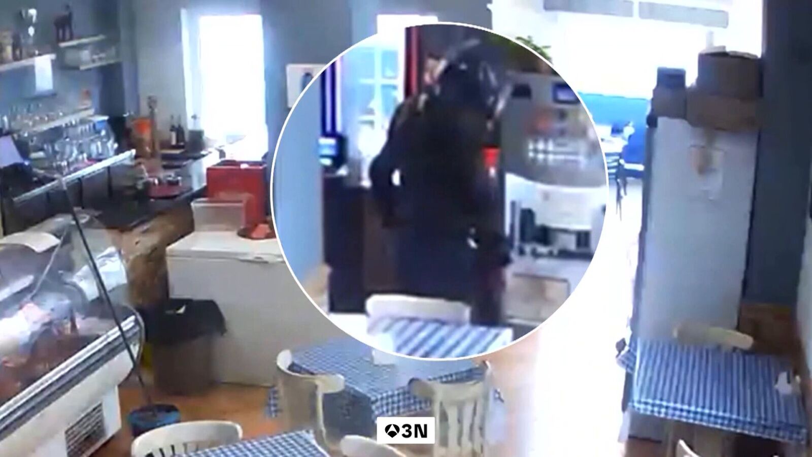 VÍDEO: El surrealista intento de atraco en Mijas que acaba con el ladrón huyendo con las manos vacías entre las risas de los testigos