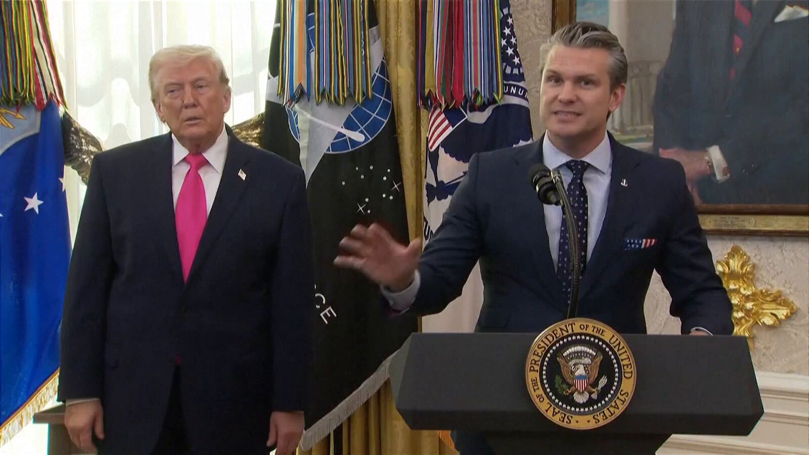 Estados Unidos suaviza el tono con China y presiona a la OTAN en el principal foro de defensa de Asia