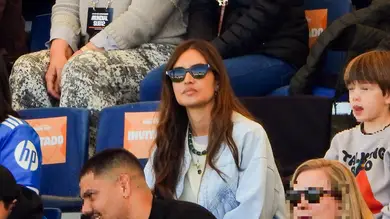 Sara Carbonero reaparece en el terreno de juego: el look de básicos con el que apoya a su hijo Martín Sara Carbonero reaparece en el terreno de juego: el look de básicos con el que apoya a su hijo Martín