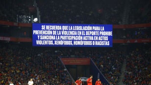 Mensaje mostrado en el videomarcador del RCDE Stadium durante el Espa&ntilde;a - Egipto