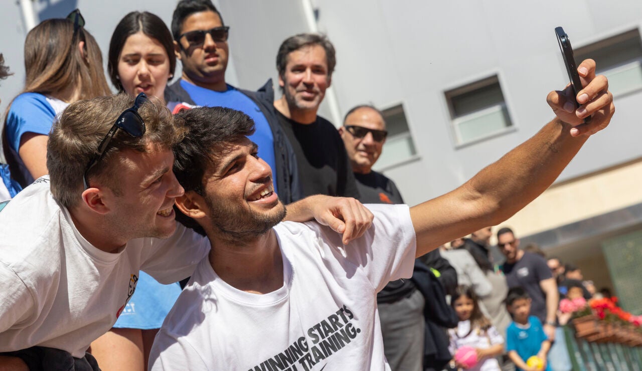 Carlos Alcaraz se realiza un selfie con un aficionado en Murcia
