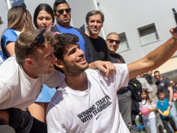 Carlos Alcaraz se realiza un selfie con un aficionado en Murcia