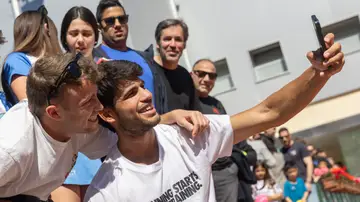 Carlos Alcaraz se realiza un selfie con un aficionado en Murcia Carlos Alcaraz se realiza un selfie con un aficionado en Murcia