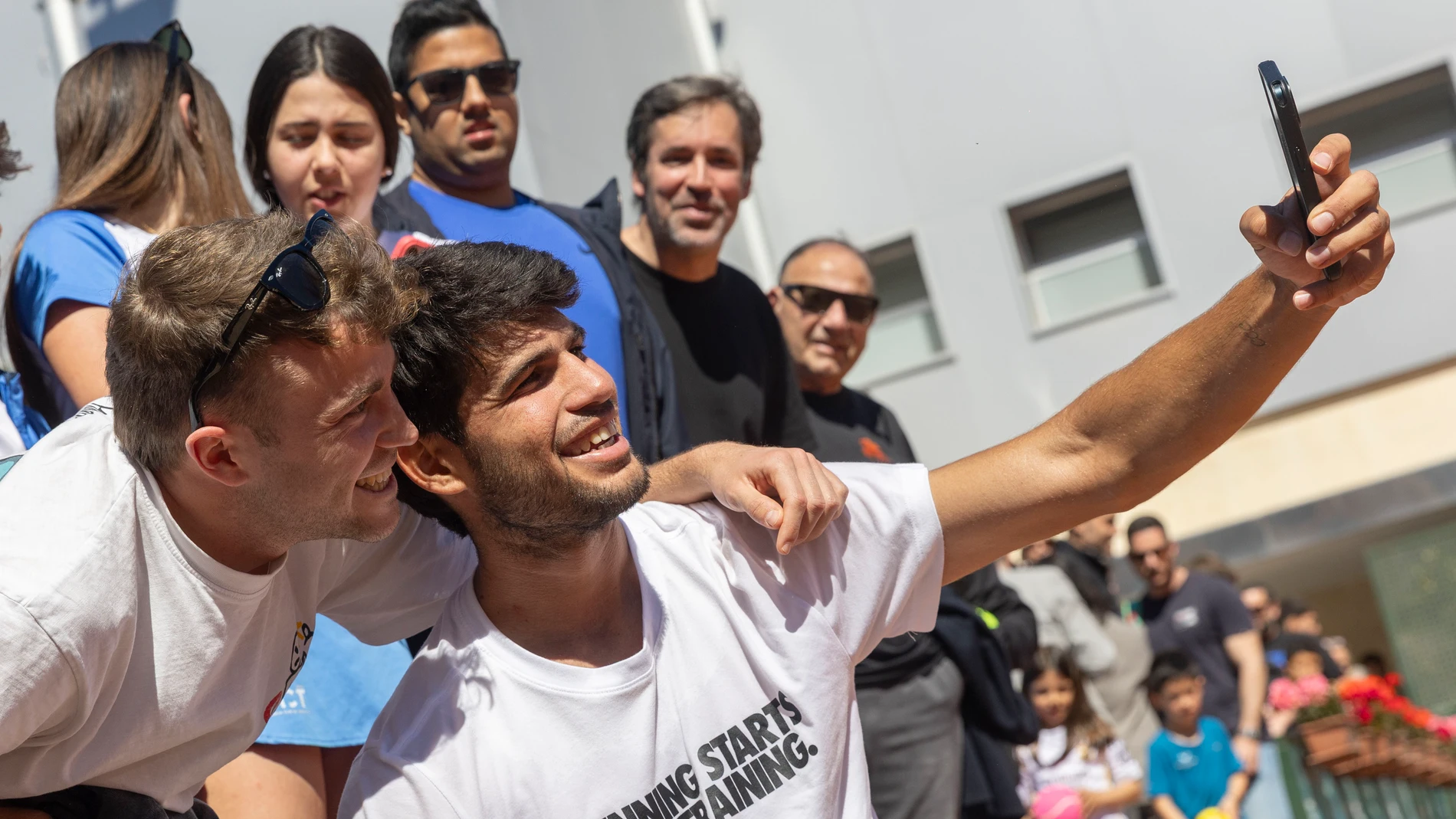 Carlos Alcaraz se realiza un selfie con un aficionado en Murcia Carlos Alcaraz se realiza un selfie con un aficionado en Murcia