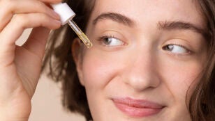 Mujer usando un s&eacute;rum