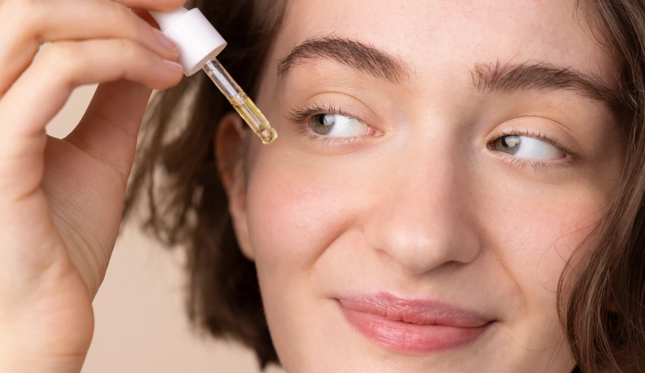 Mujer usando un sérum