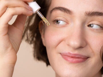 Mujer usando un s&eacute;rum