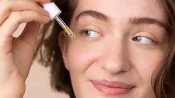 Mujer usando un sérum Mujer usando un sérum