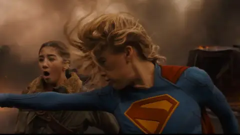 Milly Alcock como Supergirl Milly Alcock como Supergirl