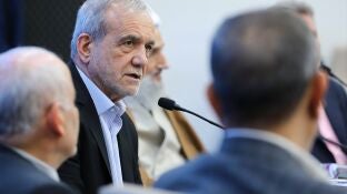 El presidente iran&iacute;, Masoud Pezeshkian, durante una reuni&oacute;n.