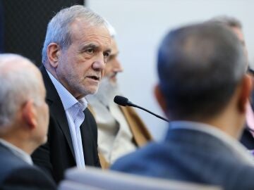 El presidente iran&iacute;, Masoud Pezeshkian, durante una reuni&oacute;n.