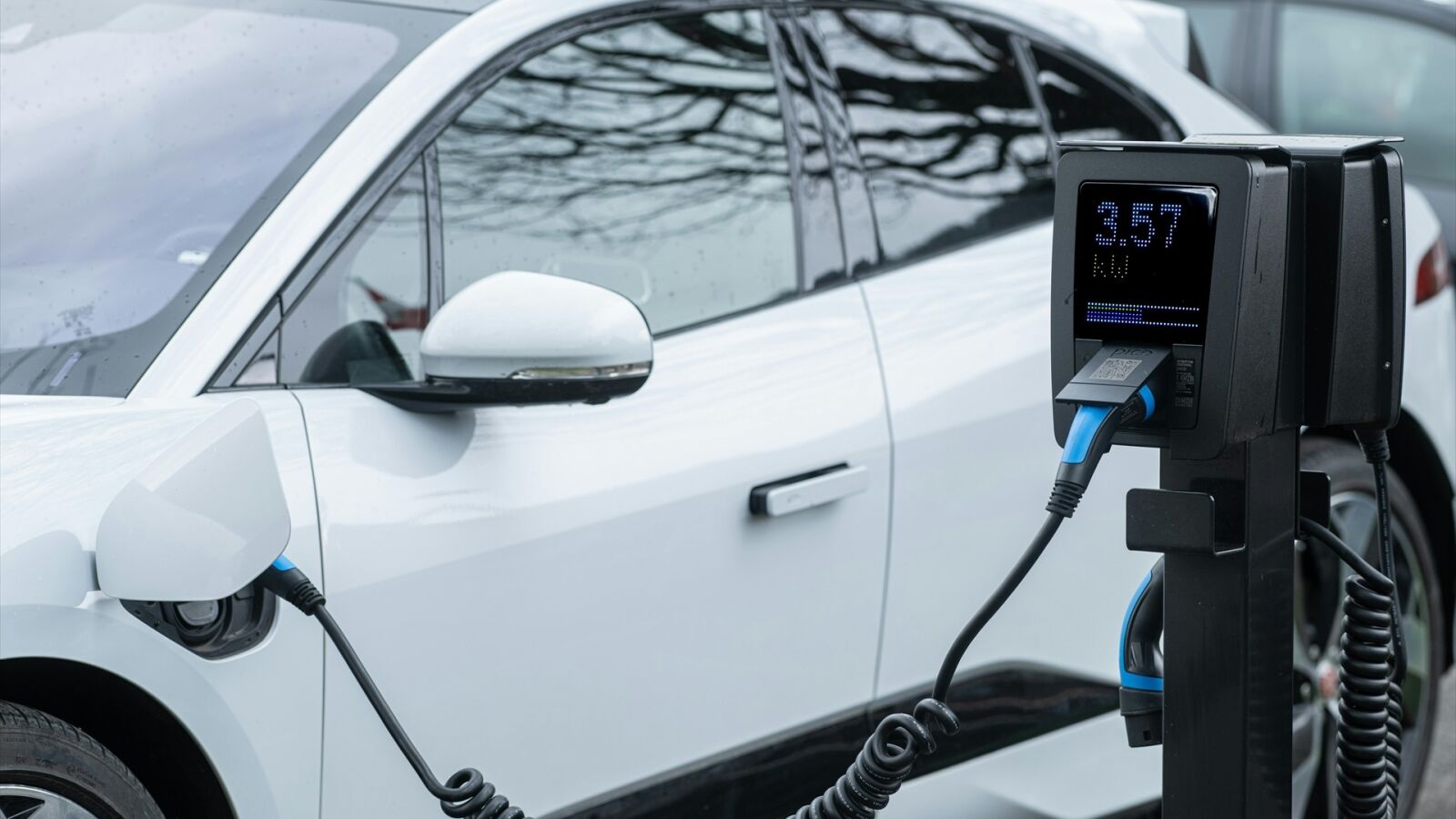 Viajar en coche eléctrico, hasta cuatro veces más barato que en gasolina en la operación salida de Semana Santa