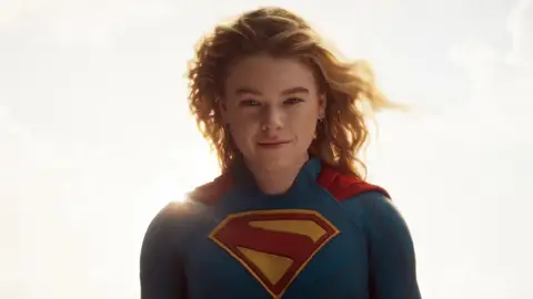 Milly Alcock como Supergirl Milly Alcock como Supergirl