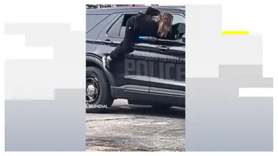 VIDEO: Una mujer esposada huye de la Policía por la ventana del coche oficial y el momento se hace viral VIDEO: Una mujer esposada huye de la Policía por la ventana del coche oficial y el momento se hace viral