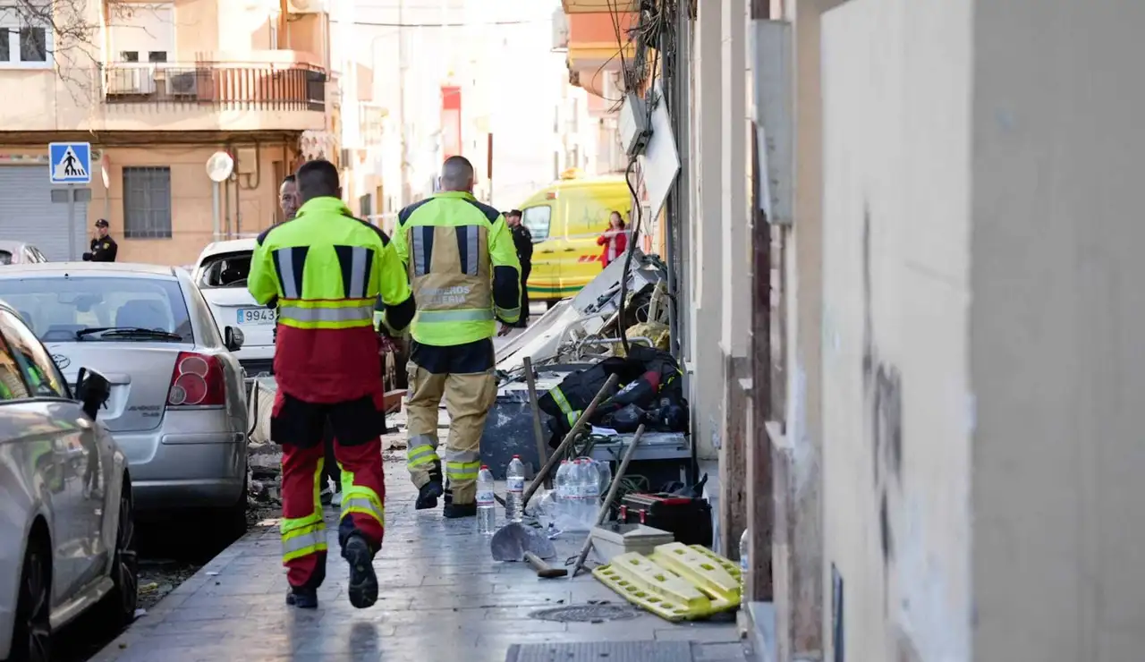 Varias unidades de los servicios de emergencias y cuerpos policiales actúan en la inmediaciones del bar