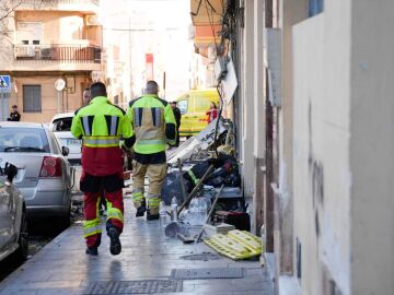 Varias unidades de los servicios de emergencias y cuerpos policiales act&uacute;an en la inmediaciones del bar