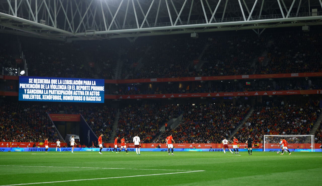 Mensaje contra los c&aacute;nticos racistas y xen&oacute;fobos en el marcador del RCDE Stadium