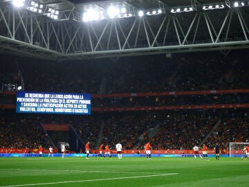 Mensaje contra los c&aacute;nticos racistas y xen&oacute;fobos en el marcador del RCDE Stadium