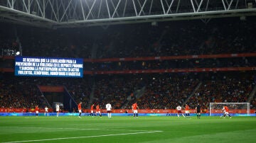 Mensaje contra los c&aacute;nticos racistas y xen&oacute;fobos en el marcador del RCDE Stadium
