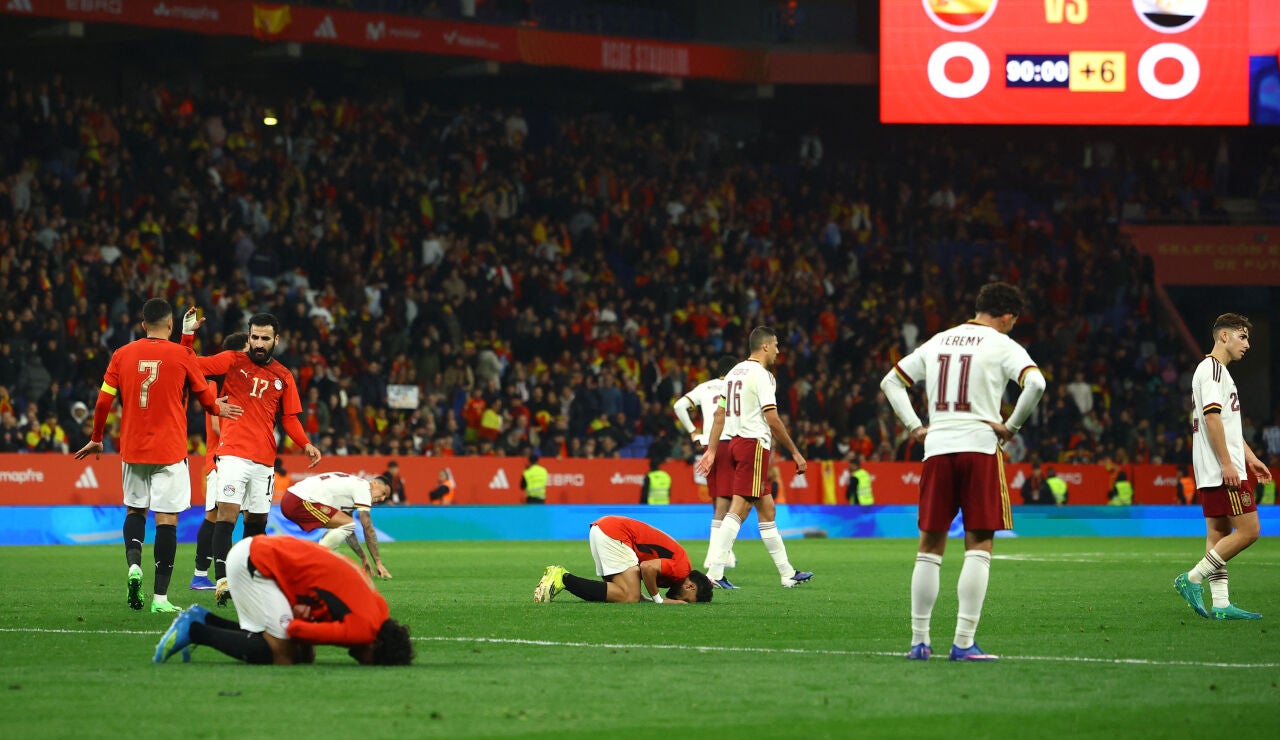 Los jugadores egipcios celebra el empate final ante Espa&ntilde;a en Cornell&aacute;