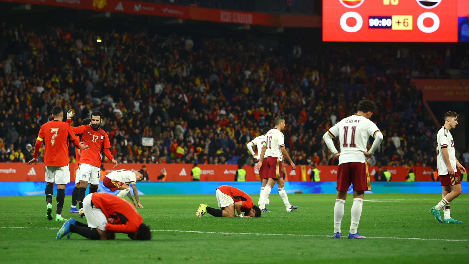 Los jugadores egipcios celebra el empate final ante España en Cornellá Los jugadores egipcios celebra el empate final ante España en Cornellá