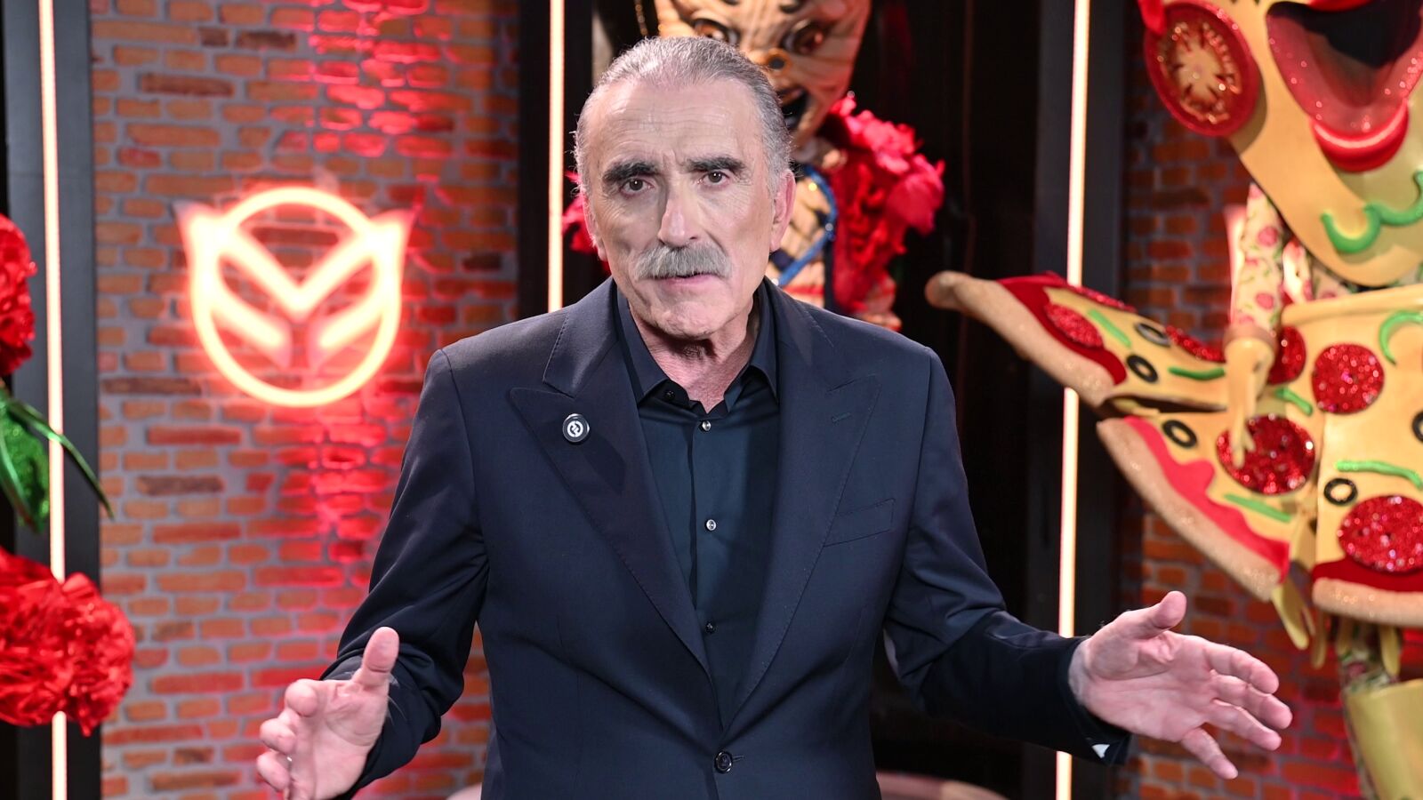 Juan y Medio, rendido ante el equipo de Mask Singer: 
