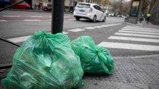 Imagen de archivo de bolsas de basura en la calle 