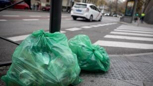 Imagen de archivo de bolsas de basura en la calle 
