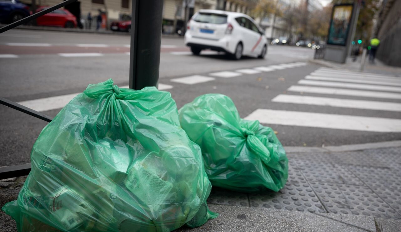 Imagen de archivo de bolsas de basura en la calle 