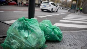 Imagen de archivo de bolsas de basura en la calle 