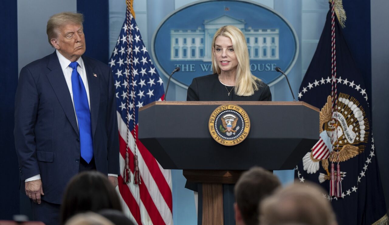 Donald Trump despide a la fiscal general Pam Bondi