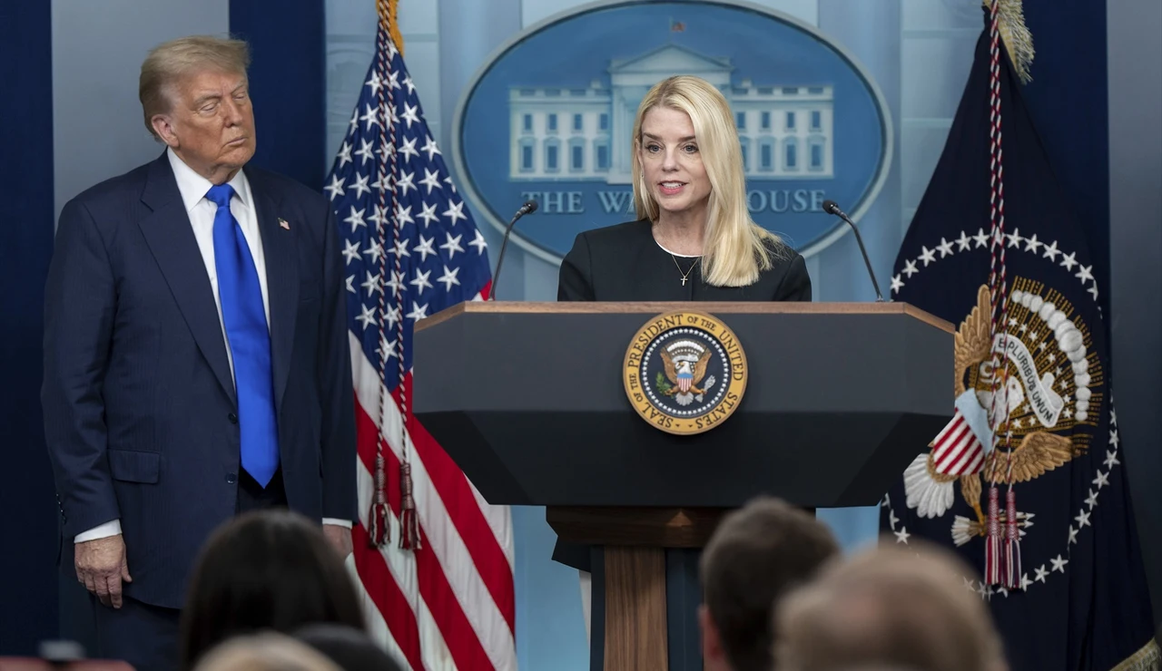 Donald Trump despide a la fiscal general Pam Bondi