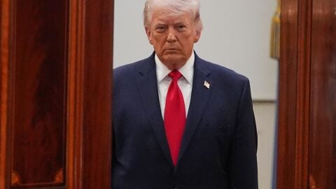 April 1, 2026, Washington, District Of Columbia, USA: United States President Donald J Trump arrives from the Blue Room to address the nation to give an update of the war against Iran from the Cross Hall of the White House in Washington, DC, USA, on Wednesday, April 1, 2026 Europa Press/Contacto/Alex Brandon - Pool via CNP 01/04/2026 ONLY FOR USE IN SPAIN