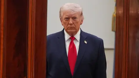 Trump asegura que Irán "sabe lo que hay que hacer" y amenaza con nuevos ataques contra puentes y eléctricas April 1, 2026, Washington, District Of Columbia, USA: United States President Donald J Trump arrives from the Blue Room to address the nation to give an update of the war against Iran from the Cross Hall of the White House in Washington, DC, USA, on Wednesday, April 1, 2026Europa Press/Contacto/Alex Brandon - Pool via CNP01/04/2026 ONLY FOR USE IN SPAIN