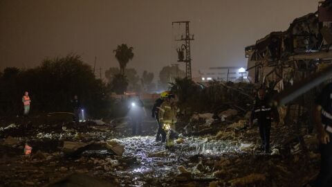 02 April 2026, Israel, Petah Tikva: Israeli forces and first responders inspect a site of an Iranian missile strike on the city of Petah Tikva near Tel Aviv. Photo: Itai Ron/dpa 02/04/2026 ONLY FOR USE IN SPAIN