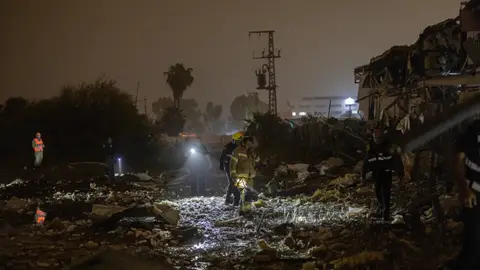 US-Israeli-Iranian conflict - Petah Tikva 02 April 2026, Israel, Petah Tikva: Israeli forces and first responders inspect a site of an Iranian missile strike on the city of Petah Tikva near Tel Aviv. Photo: Itai Ron/dpa 02/04/2026 ONLY FOR USE IN SPAIN