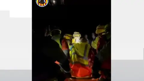 Rescate del hombre en un pueblo de Valencia Rescate del hombre en un pueblo de Valencia