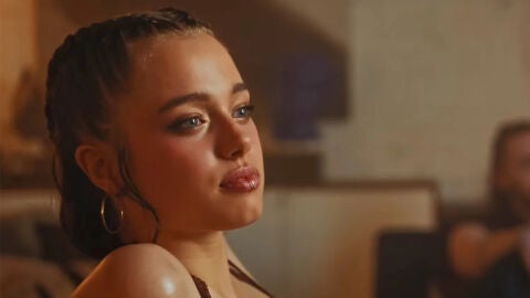 Shiloh Jolie en el videoclip de la canción What's a Girl to Do