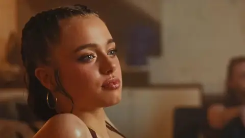 Shiloh Jolie en el videoclip de la canción What's a Girl to Do Shiloh Jolie en el videoclip de la canción What's a Girl to Do