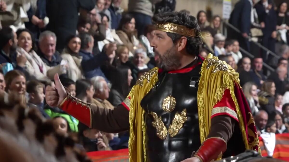 VÍDEO: López Miras, presidente de Murcia, se disfraza de emperador romano un año más